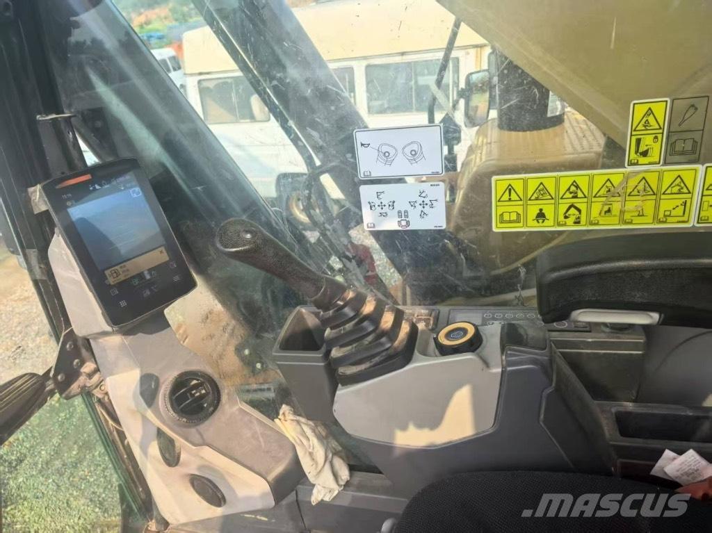 CAT 352 Pásové rýpadlá