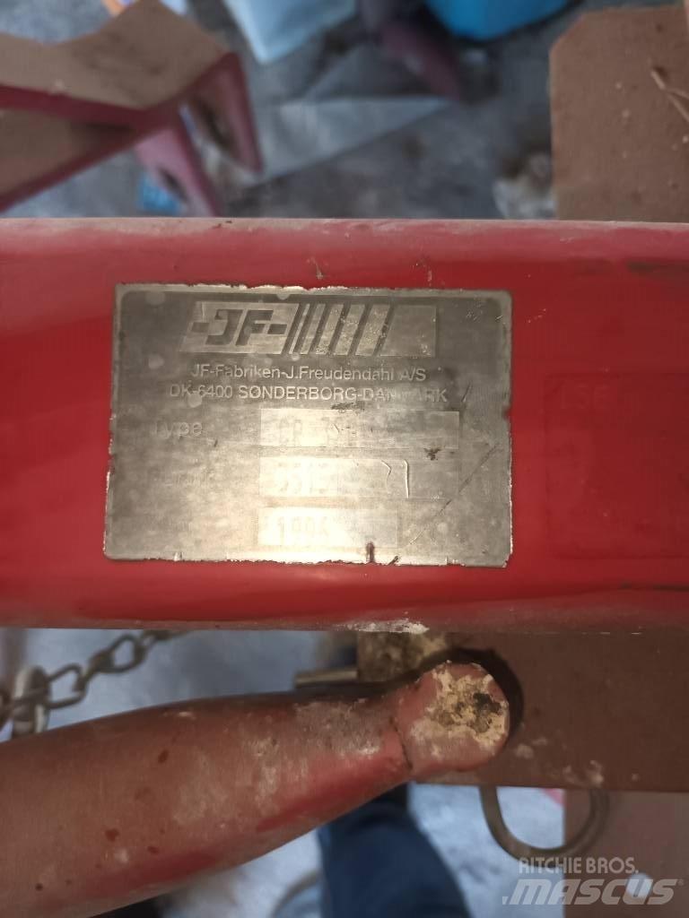 JF CR 320 Obracače a zhrabovače sena