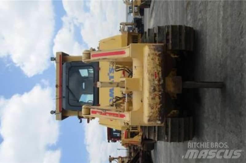 Komatsu D275A-5 Pásové dozéry