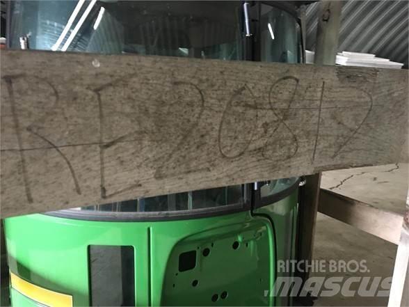 John Deere  Kabíny a interiér