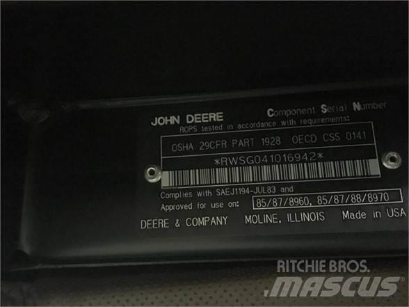 John Deere  Kabíny a interiér