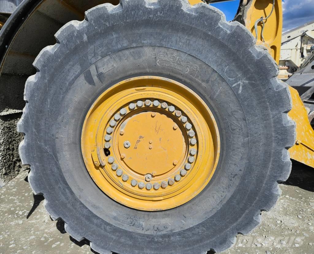 CAT 982 M Kolesové nakladače