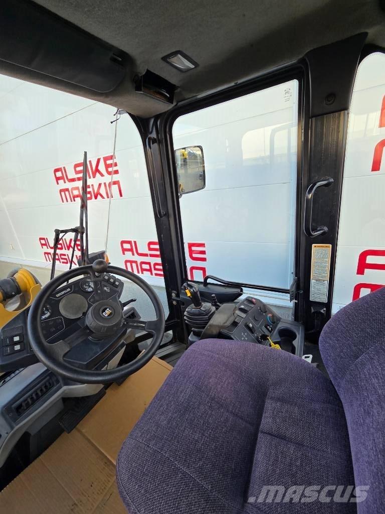 CAT 906 Kolesové nakladače
