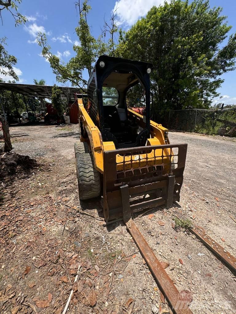 CAT 242 D Šmykom riadené nakladače