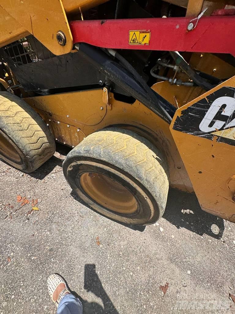 CAT 242 D Šmykom riadené nakladače