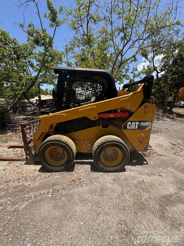 CAT 242 D Šmykom riadené nakladače