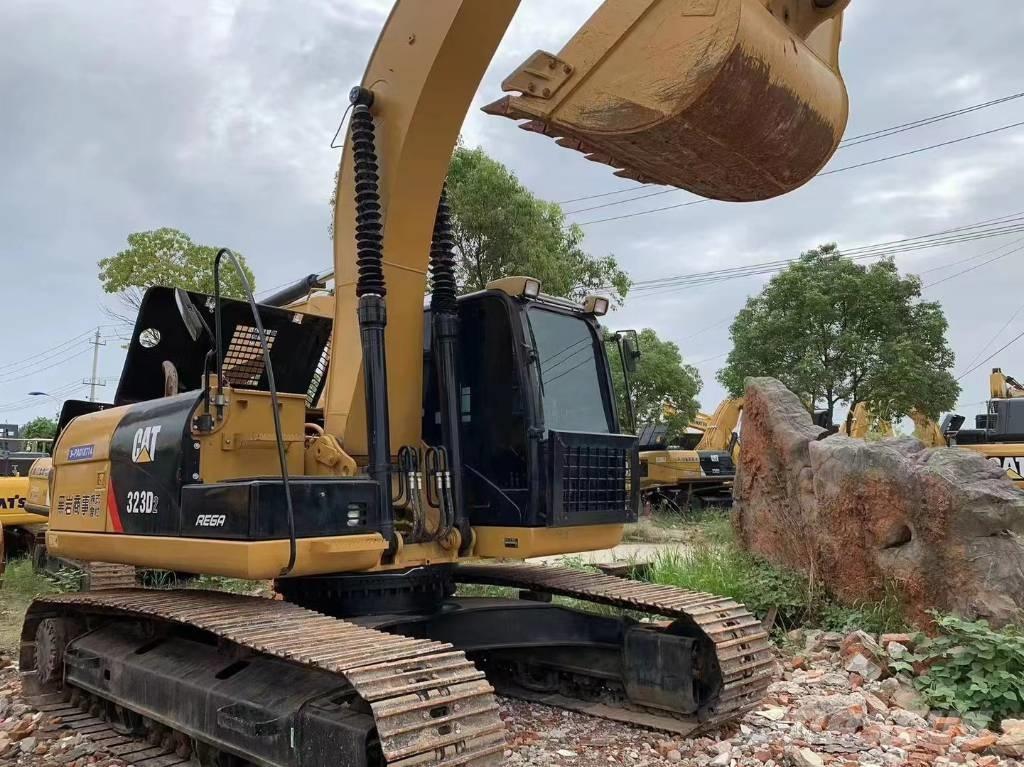CAT 323D Pásové rýpadlá