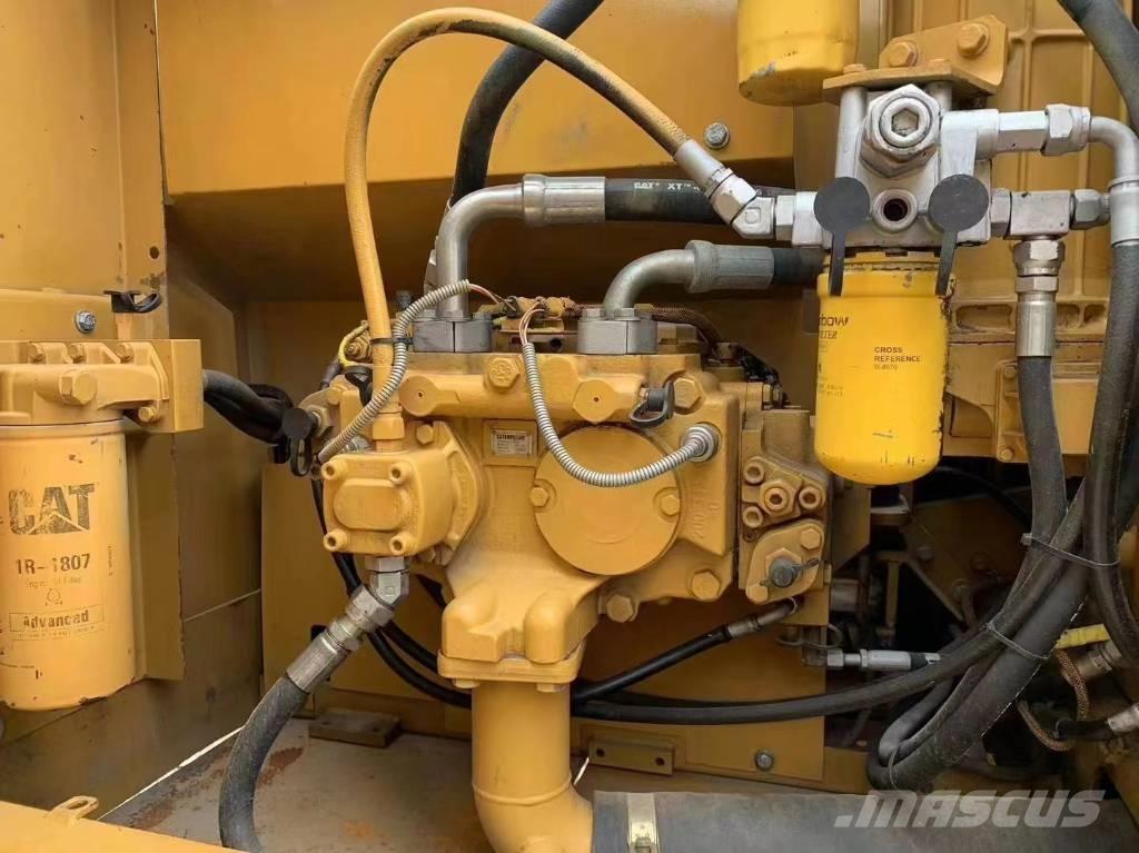 CAT 323D Pásové rýpadlá