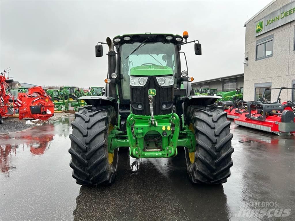John Deere 6210R Traktory