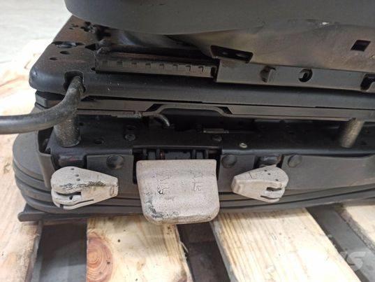 Valtra N 163 chair Kabíny a interiér
