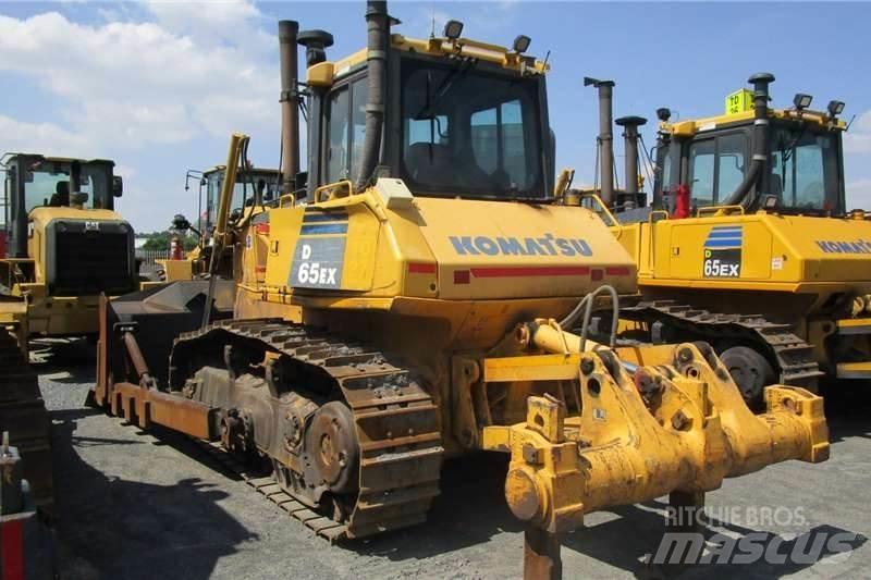 Komatsu D65 EX-16 Pásové dozéry