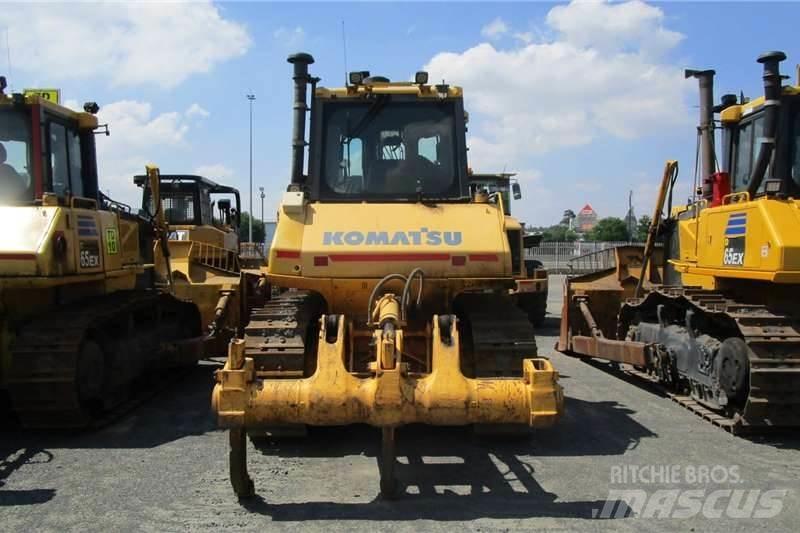 Komatsu D65 EX-16 Pásové dozéry