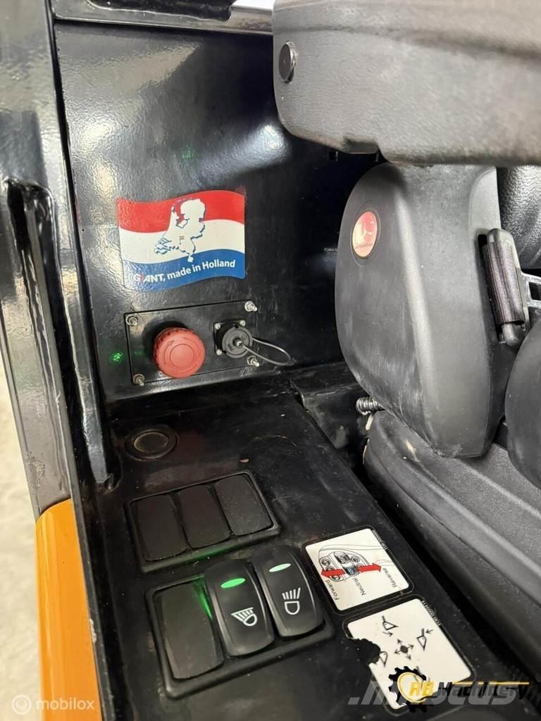 GiANT G2200E Kolesové nakladače