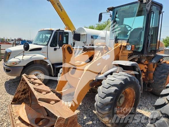 CASE 521F Kolesové nakladače
