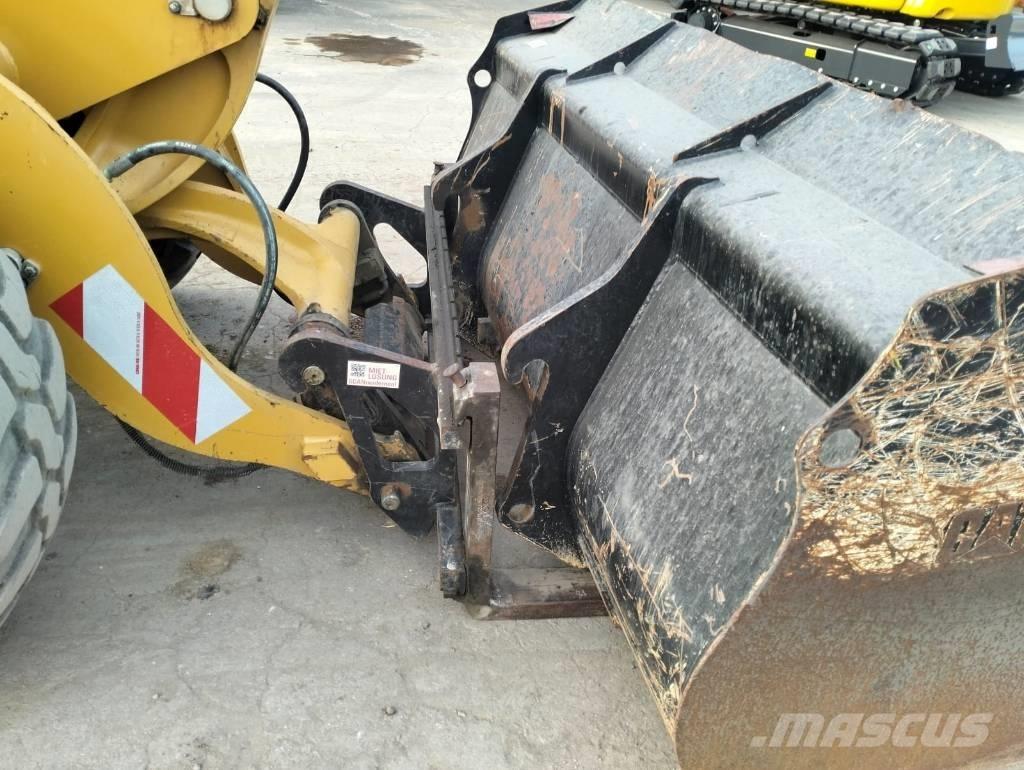 CAT 906M Kolesové nakladače