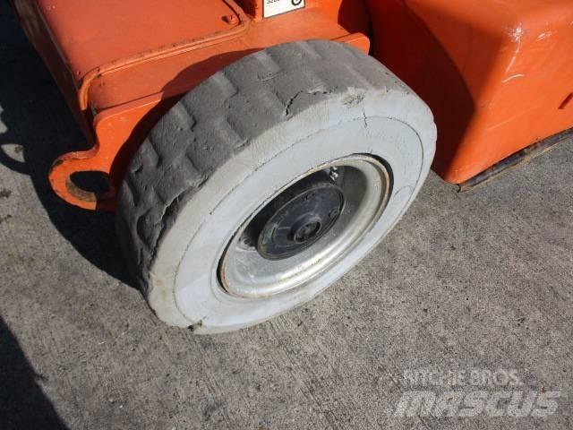 JLG E400AJP (817) Kompaktné samohybné kĺbové plošiny