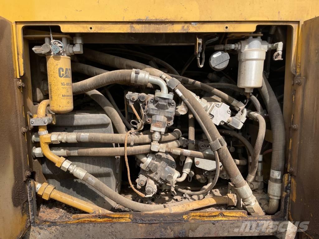 CAT AP555F Finišéry