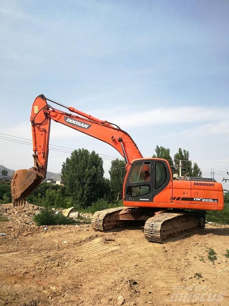 Doosan DX 225 Pásové rýpadlá