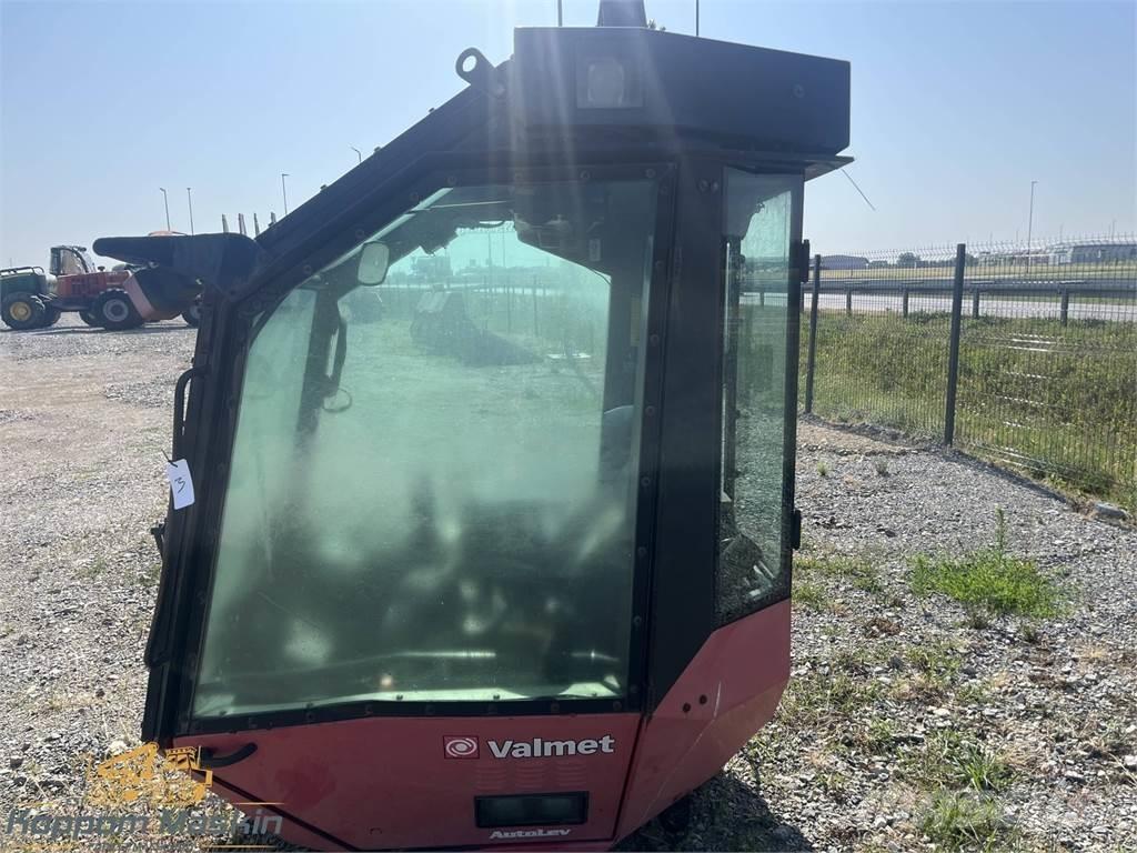 Valmet 911.1 Kabíny a interiér