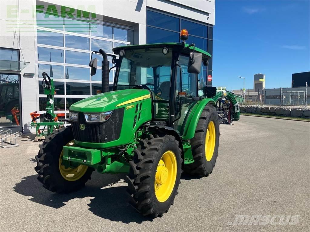John Deere 5067E Traktory