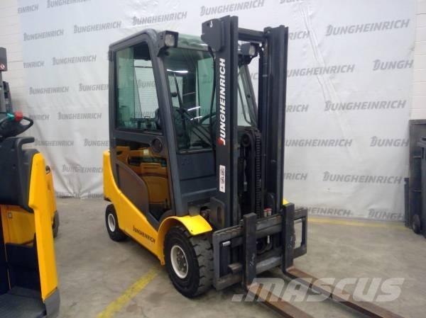 Jungheinrich TFG 320 LPG vozíky