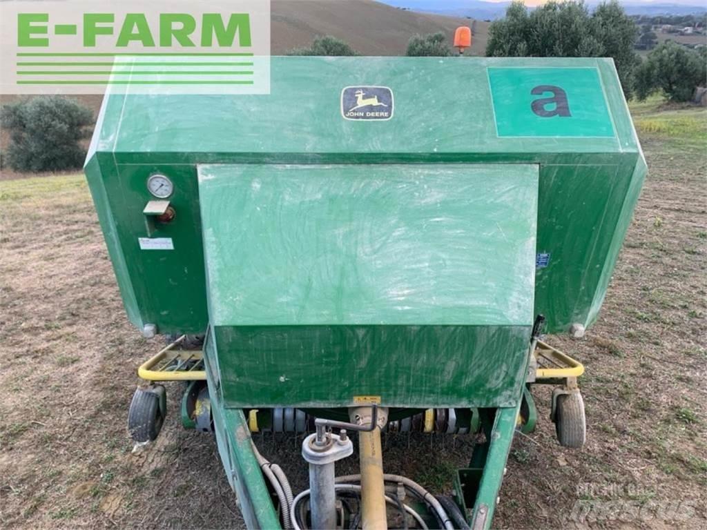 John Deere 690 Lisy na hranaté balíky