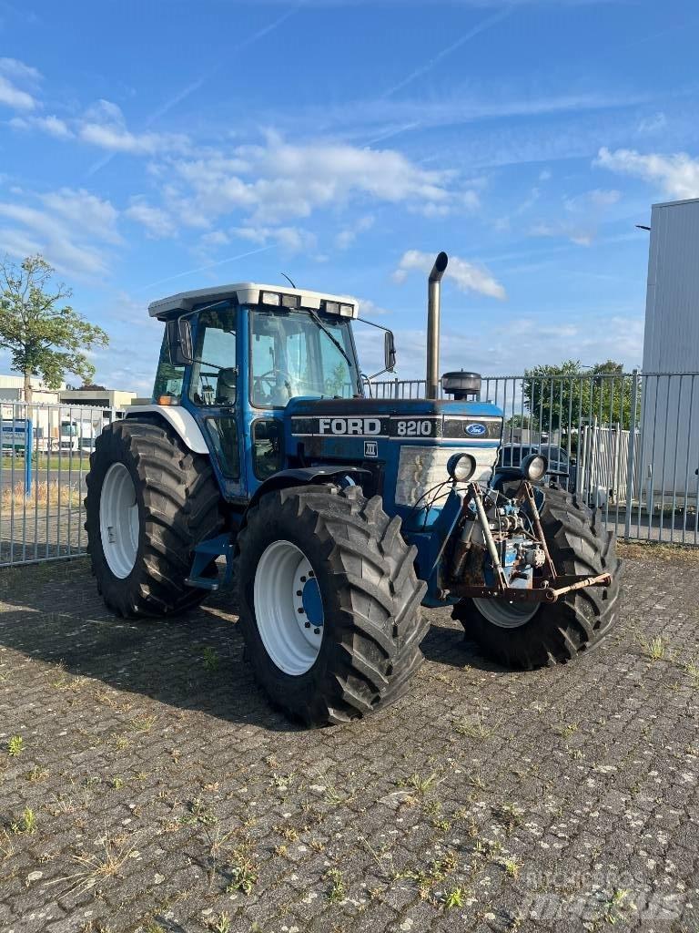 Ford 8210 III Traktory