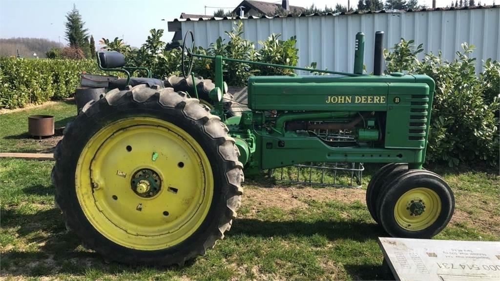 John Deere Model B Traktory