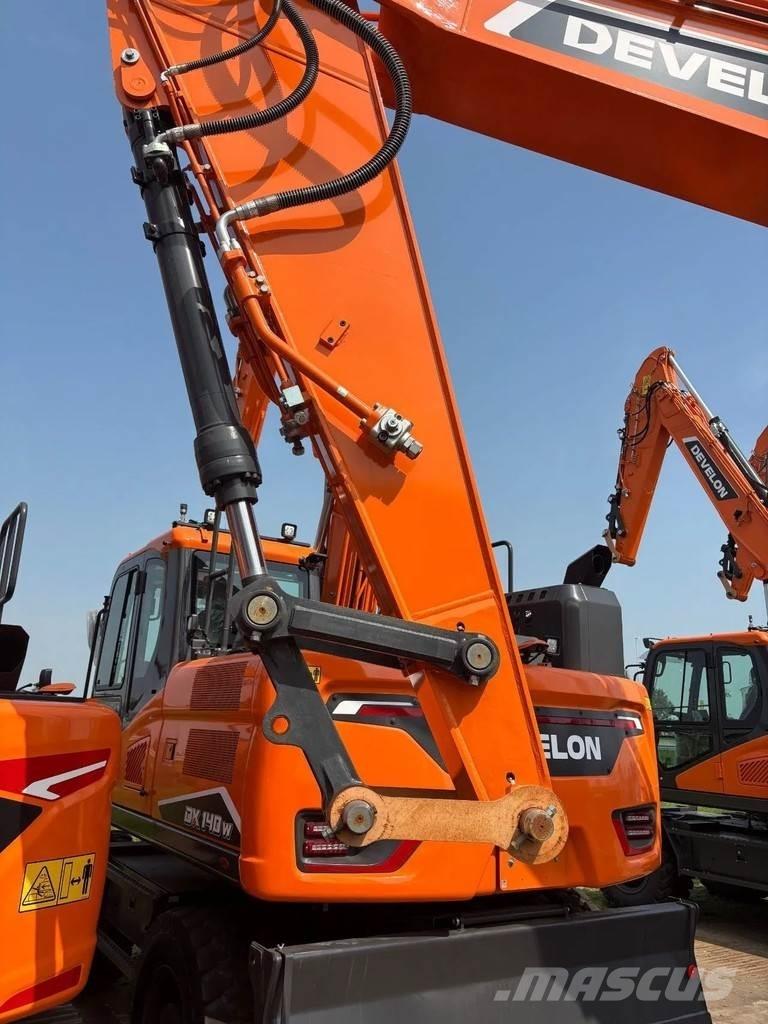 Develon DX255LC-7 Pásové rýpadlá