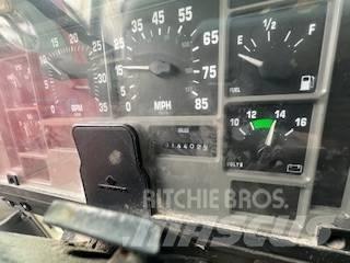 International 4700 Plošinové nákladné automobily/nákladné automobily so sklápacími bočnicami