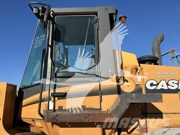 CASE 821C Kolesové nakladače