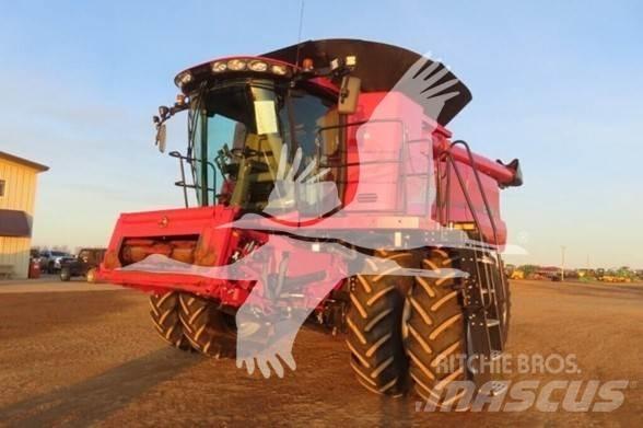 Case IH 8250 Kombinované zberacie stroje