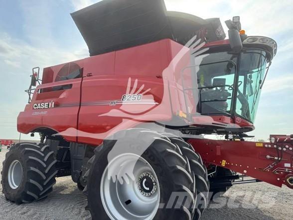 Case IH 8250 Kombinované zberacie stroje
