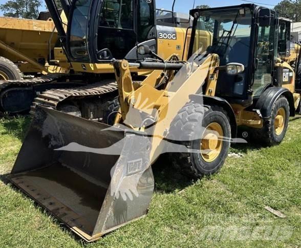 CAT 906M Kolesové nakladače