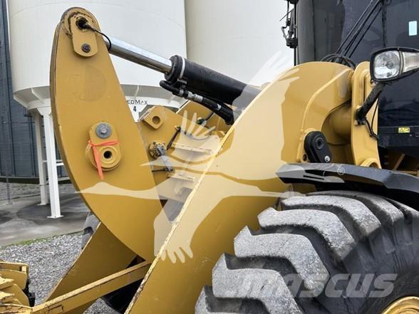 CAT 930M Kolesové nakladače