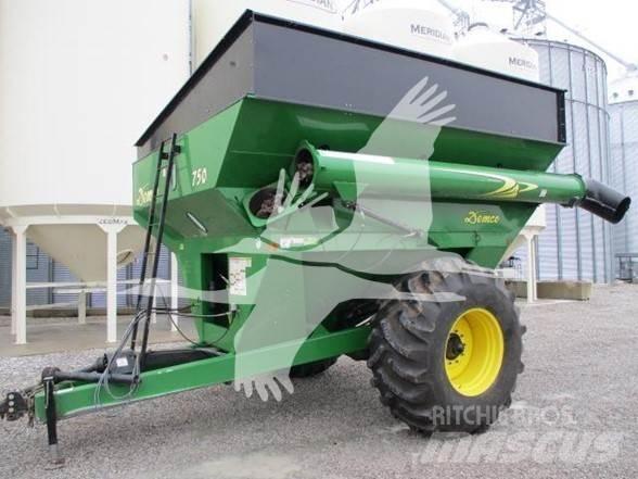 Demco 750 Obilné návesy