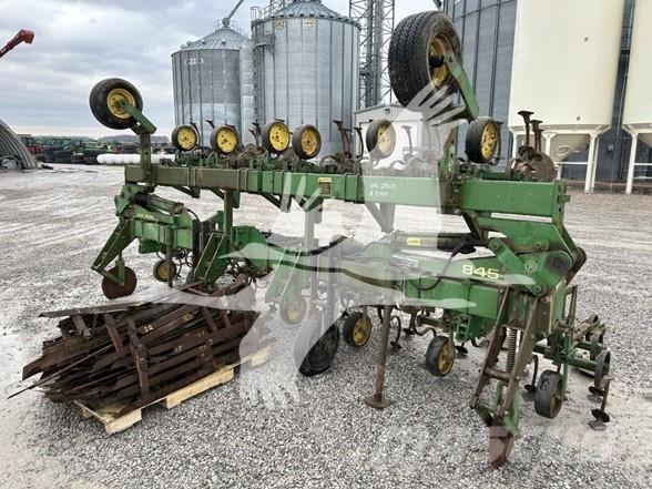 John Deere 845 Riadkové kultivátory