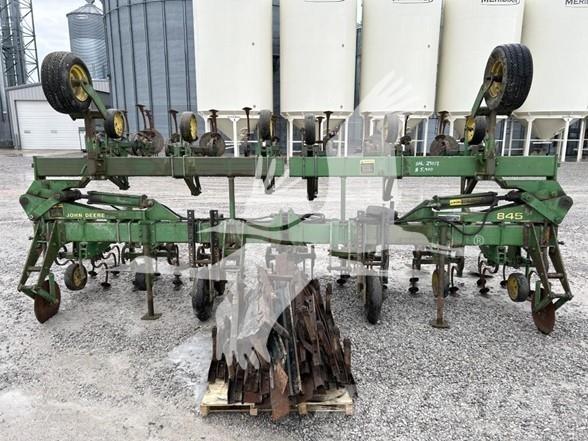 John Deere 845 Riadkové kultivátory