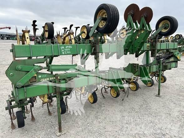 John Deere 845 Riadkové kultivátory