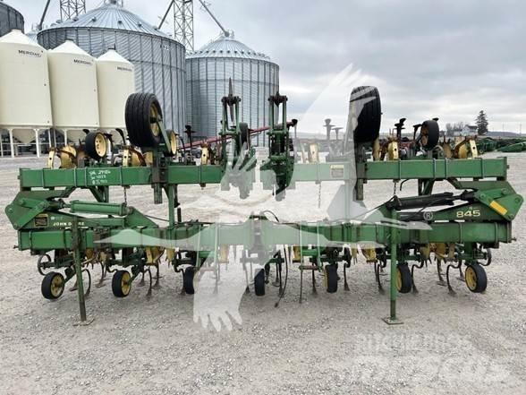John Deere 845 Riadkové kultivátory