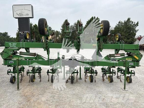 John Deere 845 Riadkové kultivátory