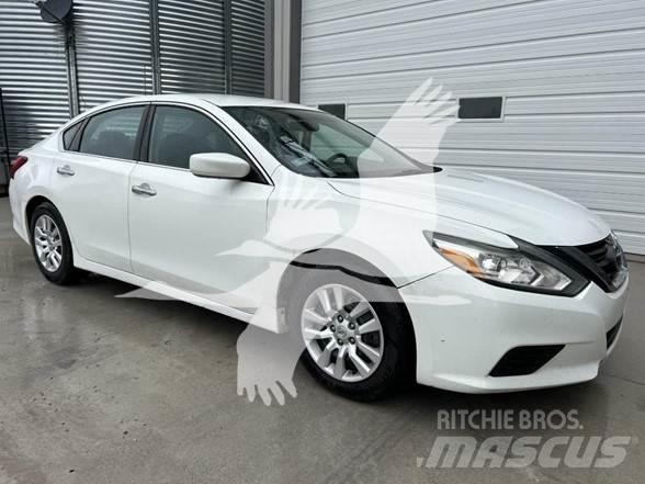 Nissan ALTIMA Automobily