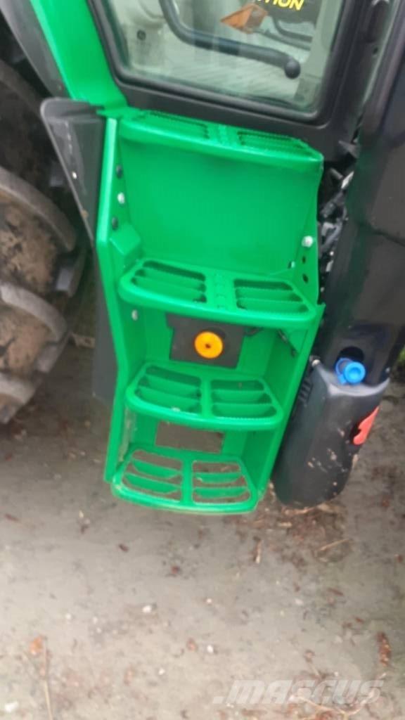 John Deere 6110 R Traktory