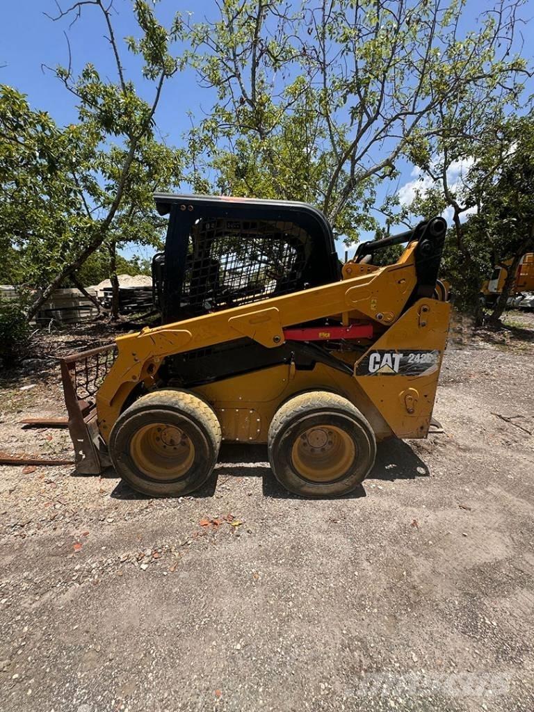 CAT 242 D Šmykom riadené nakladače