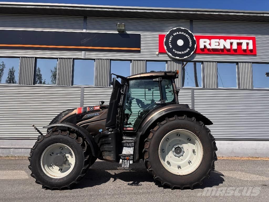 Valtra T 215 Versu Traktory