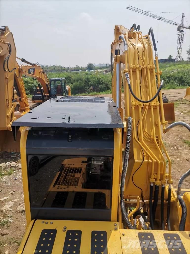 Komatsu PC 220-8 Pásové rýpadlá