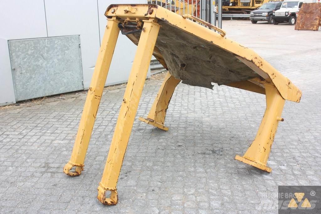 CAT D8N O-rops cab Kabíny a interiér