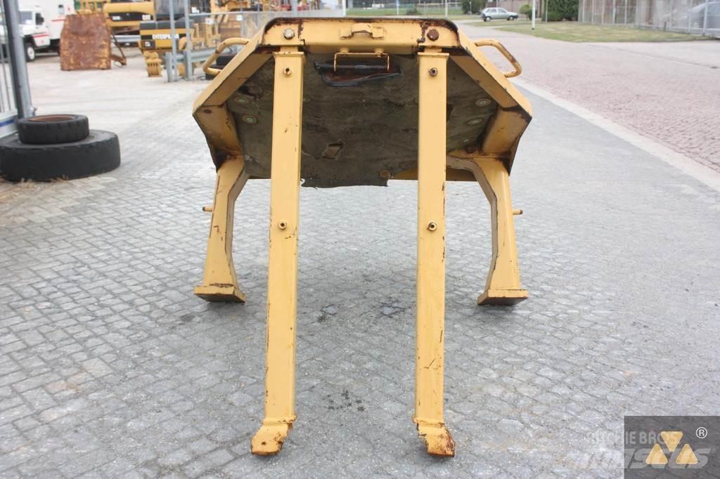 CAT D8N O-rops cab Kabíny a interiér