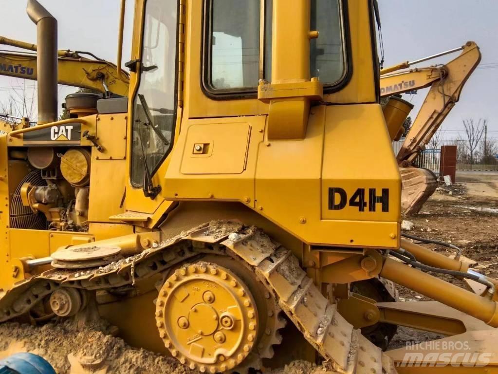CAT D 4 H Pásové dozéry