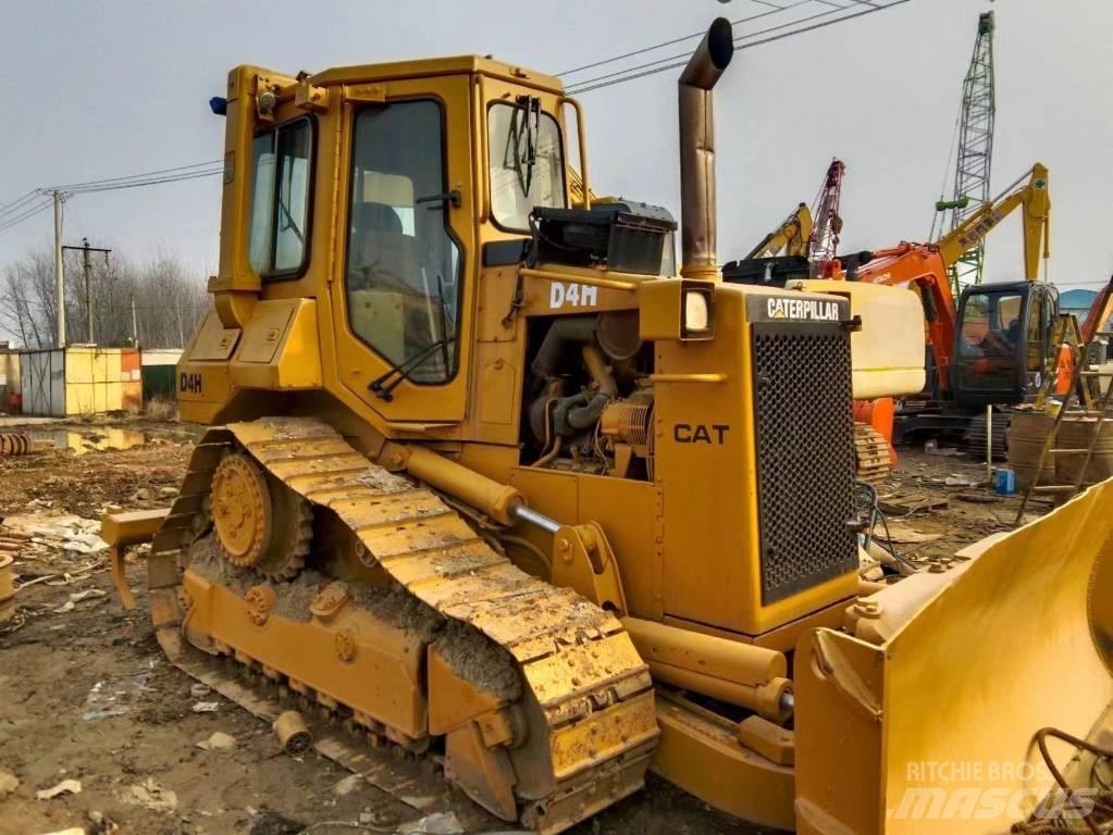 CAT D 4 H Pásové dozéry